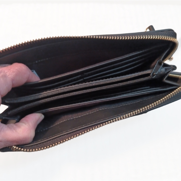 🎁 Nine West Full Size Wallet/Wristlet. Black with Gold Hardware. NWT - Picture 7 of 9